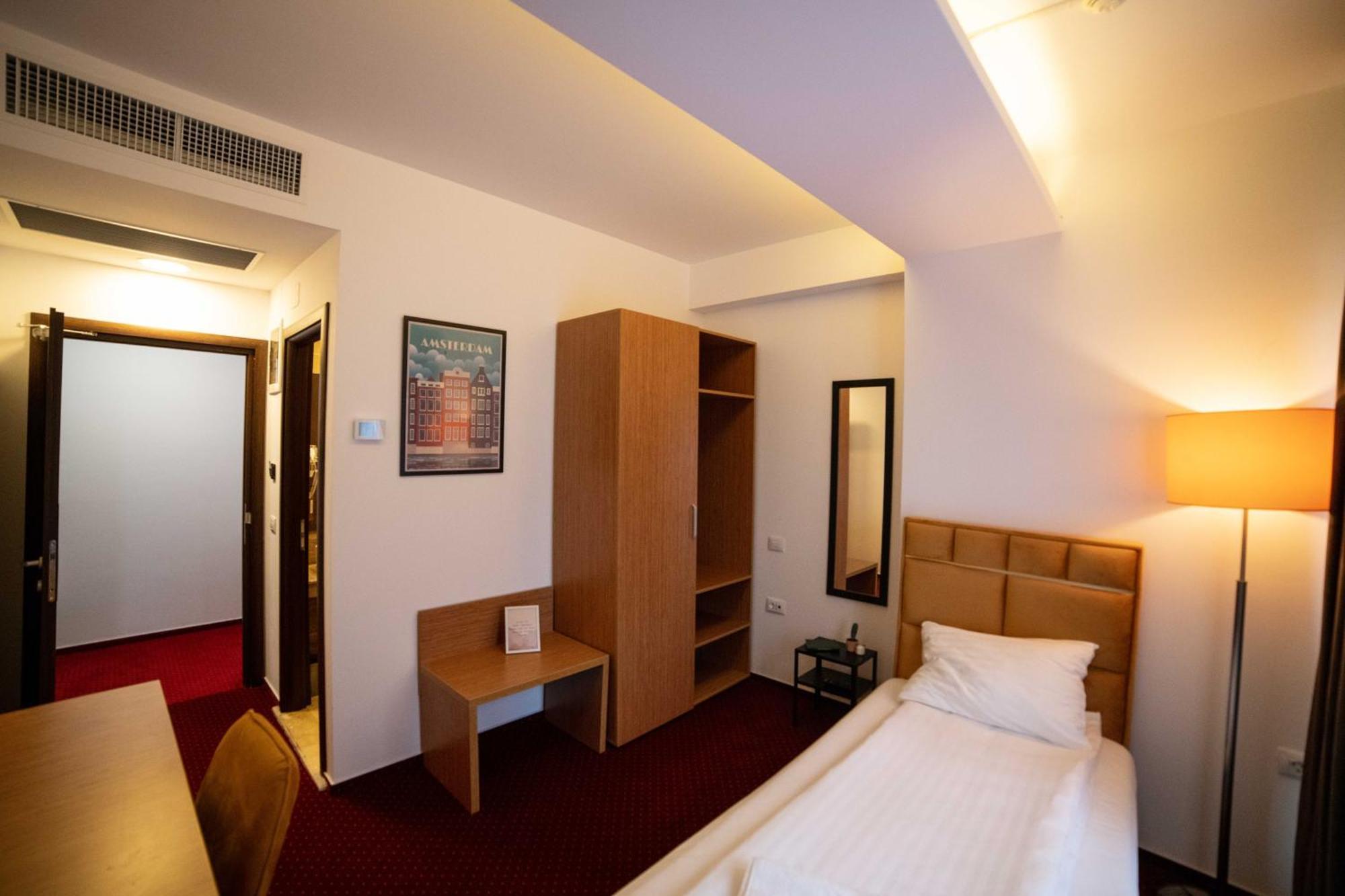 Bucharest Airport Accomodation Aparthotel Отопени Екстериор снимка